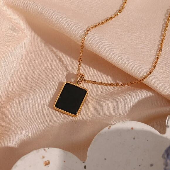 Vintage Queen Elizabeth Pendant Necklace 18K Gold Plated Stainless Steel - Picture 5 of 8